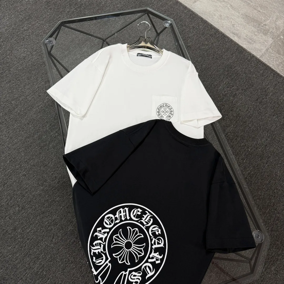 P170 Chrome Hearts Chrome Hearts 25 high version. The fabric is made of 300 grams of high-density pure cotton. It does not deform or shrink. It has three labels. It is the same style for men and women. Technology: suede foam printing. Color: white, black. SIZE: S-XL.